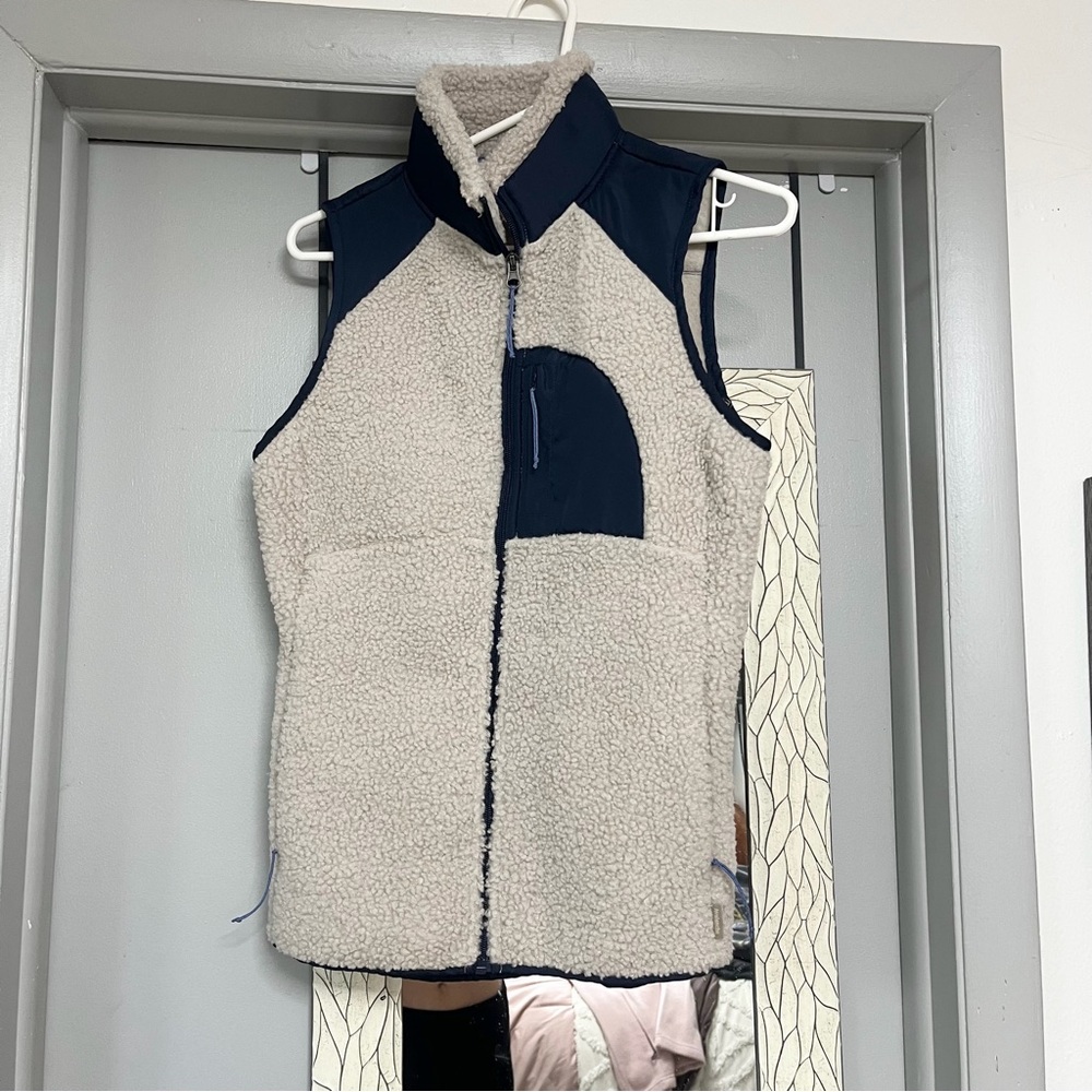 Avalanche Outdoor Supply Company fleece comfy vest